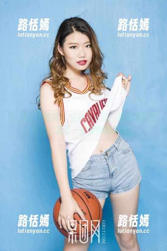 GIRLT果团网 - 白衬衫合集：原图里的裴希西，真有一股慵懒的韵味。