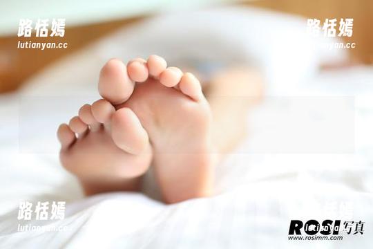 ROSI皮衣套图，今天决定穿得像电视剧主角一样，但也许只是稀里糊涂而已，分享来引人注意！