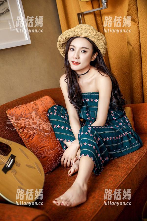 TouTiao头条女神 - 李由美的黑白写真：小心，想看但不敢点！