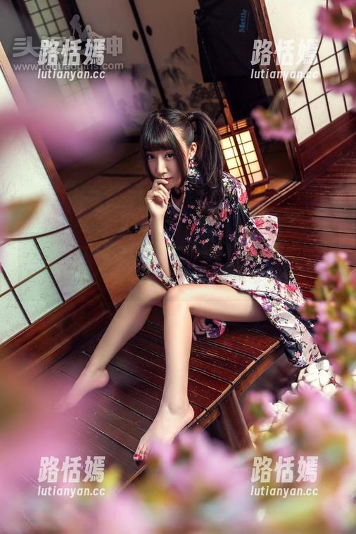 TouTiao头条女神 - 更新啦！高萌萌的天台写真，保证让你发现身边的奇搞细节！