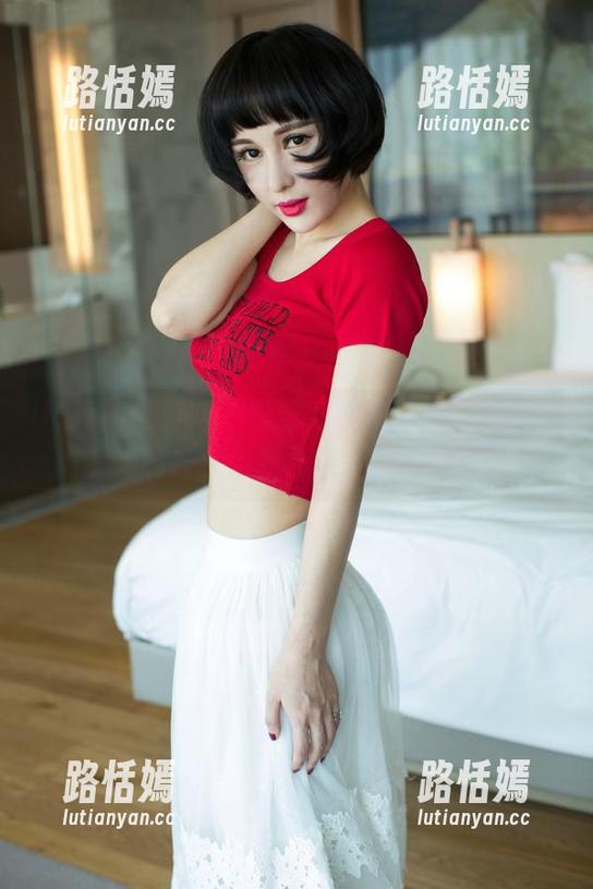 UGirls尤果网 - 李宝儿在教室：顺便带你看她的各种坐姿合集，真心妙哦！