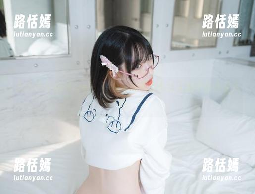 当黑色邂逅Uhye(이유혜)，高清细节让人忍不住多看几眼。