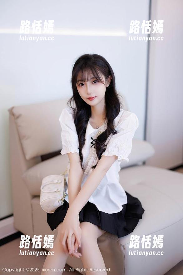 Xiuren秀人网 - 油田溪溪在线：高跟鞋等你来赏，脚趾也在打卡哦！