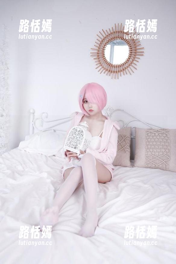 女仆长裙和eloise软软的完美搭配，在这组写真里我都觉得自己变成了侍应！