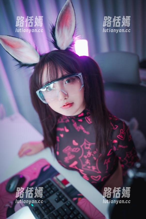听说只有我还没有干掉网盘，快去下载yeeun孙乐乐的圣诞作品吧