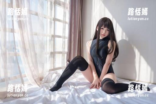 yoko夏宅 yoko夏宅的这幕真让人停不下来,白色丝质连衣裙外加免费美图组合,贼厉害啊~