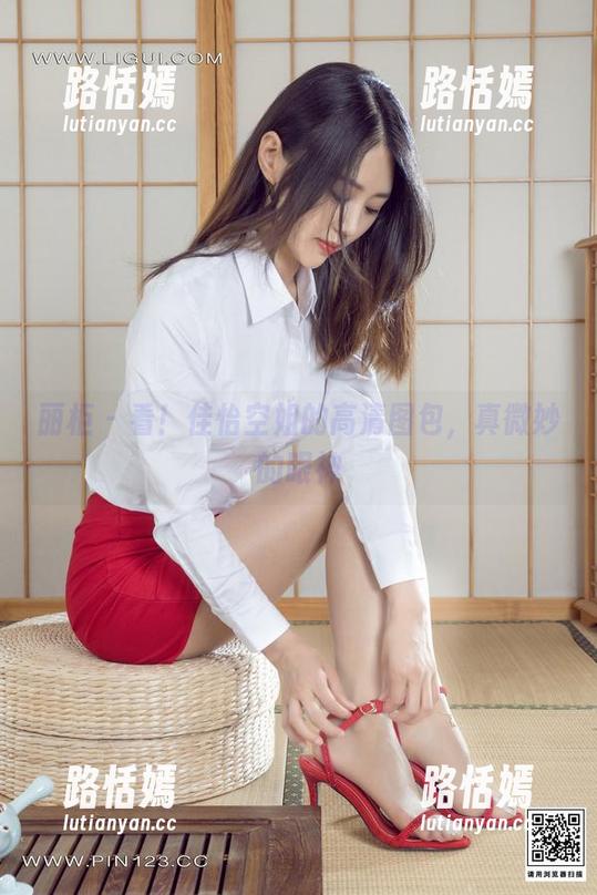 丽柜 - 看！佳怡空姐的高清图包，真微妙的眼神