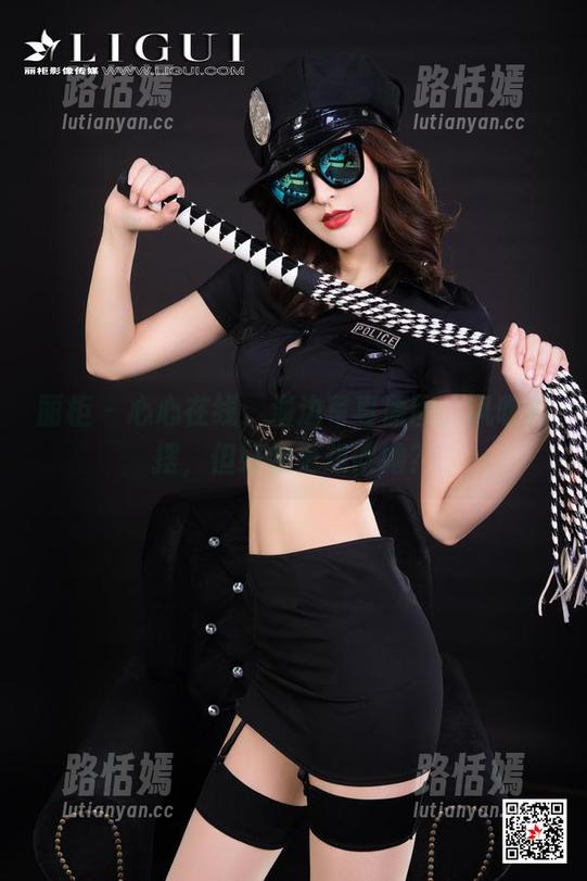 丽柜 - 心心在线：海边写真原图，风吹裙摆，但好像更想吹她？