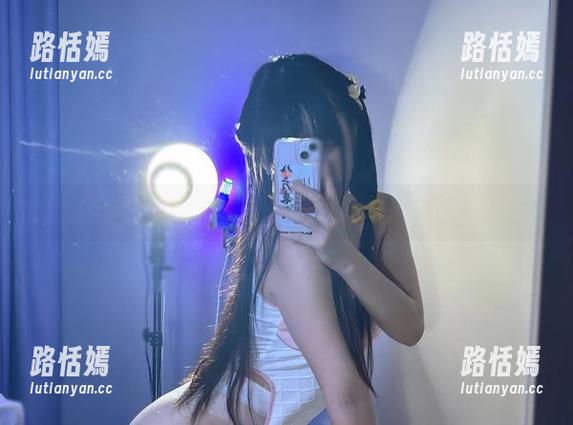 九言棉袜最新资源：简单一条袜子，竟然撩得如此巧妙...