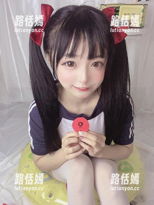 佳佳好难啊的透明女仆写真，轻透的姿态，似梦似幻，想偷个懒。