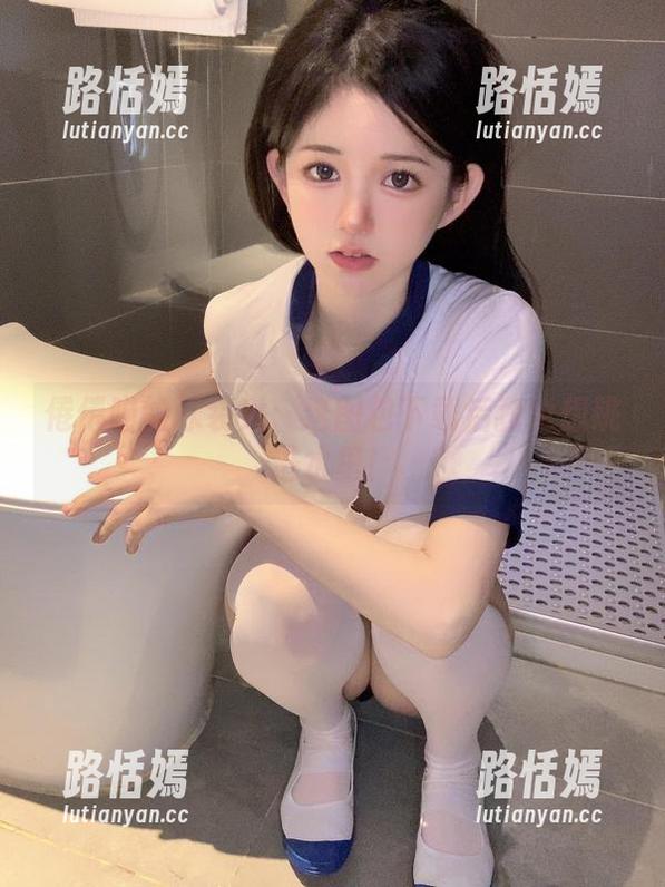倦倦喵 倦倦喵的泳装秀:这图包下载后我也想跳进水里!