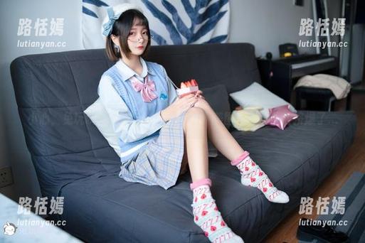 小心，兔玩映画的裸腿制服裙一出，美图壁纸就要被挤爆了...