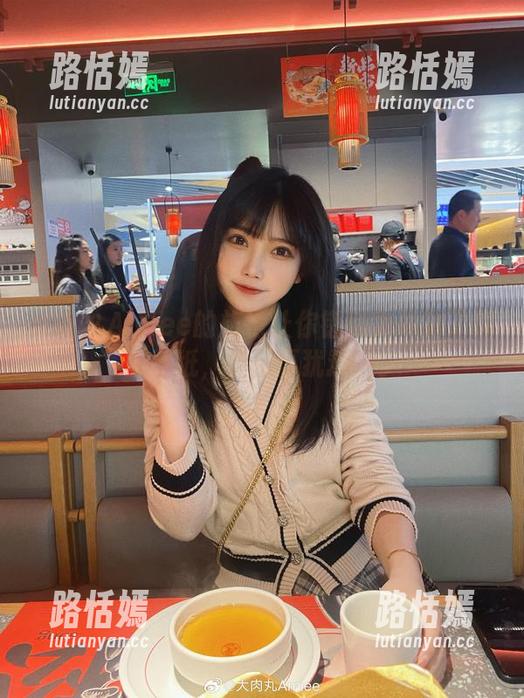 大肉丸Amiee的旗袍让你错以为找到了理想壁纸，快别再犹豫啦。