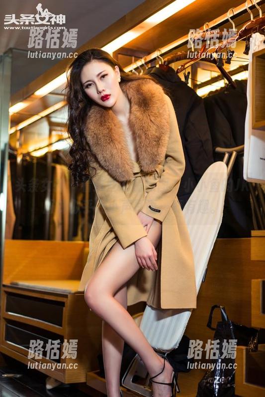 头条女神 - 看这些私房原图，小小鱼的JK服饰似乎在小声耳语，真有趣。