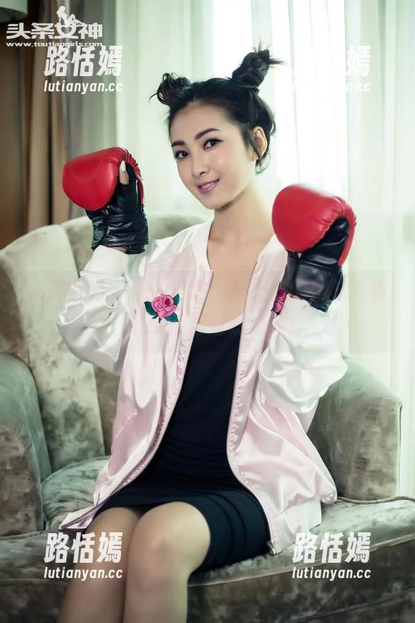头条女神 - 摆脱日常，松果儿的网袜写真，下载后再考虑洗脑！