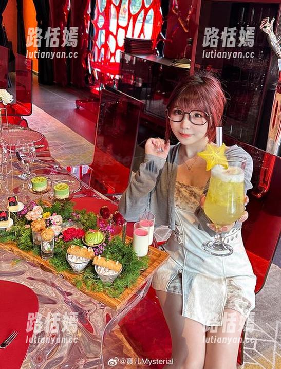 正在刷宝儿mysterial的私房图包，索尼子一脸无辜的样子，根本没想让人们的目光离开。
