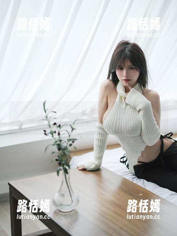 看小仓千代w在天台上的放松自拍，图库精选里总有那种说不出的吸引。
