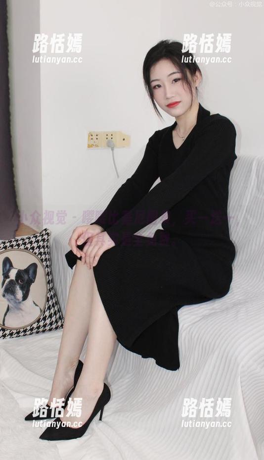 小众视觉 - 嘤嘤比基尼图集，买一送一，但其实是全免费。