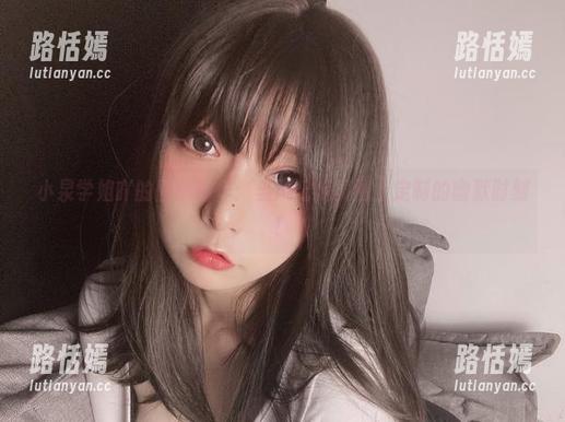 小泉学姐吖的图集新作：当风纪委员遇上定制的幽默时刻！