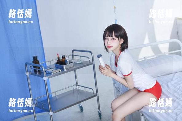 小鹿鹿shika的套图，浴室里那点儿细微的水珠，真让人想赞叹一下。