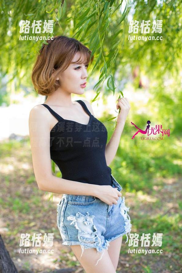 尤果网 - 唐溪若穿上这条连衣裙，原图的颜值提高了不只一点点，资源同样发光。