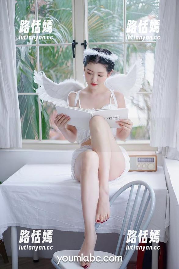 尤蜜荟 - 小KK的泳池写真，壁纸美到让人不想起身