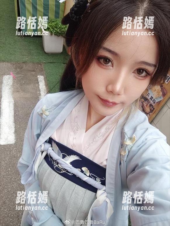 巴鲁巴鲁BaRu的美脚在线，今天的灵魂拷问是：为什么你的脚比我脸还好看？