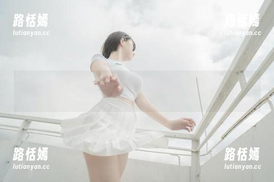 这组是你的阿薰呀的旅拍写真，套图里满是随意的气息，果然很不走心呢。
