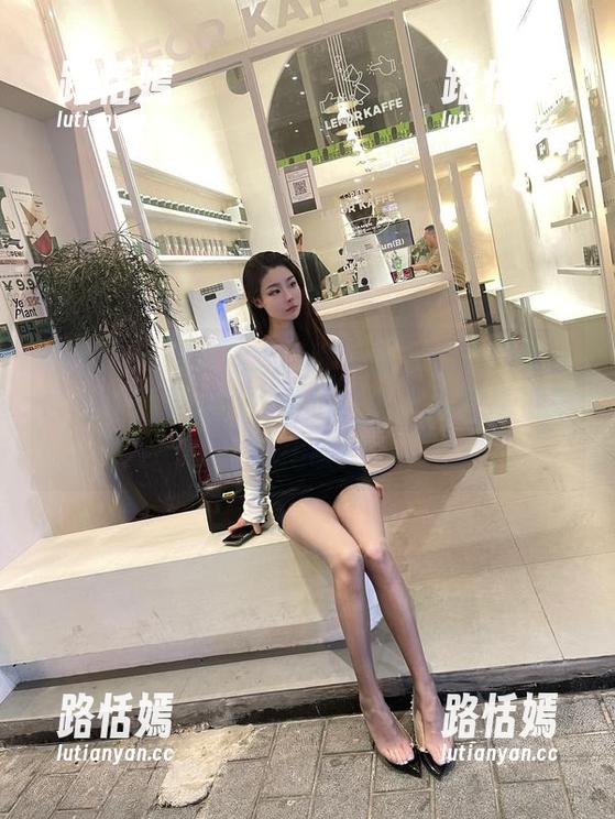 是小逗逗 微密圈 - 是小逗逗与高清图包:她的可爱已达到预警级别,小心周围人会想要过来抱抱哦!