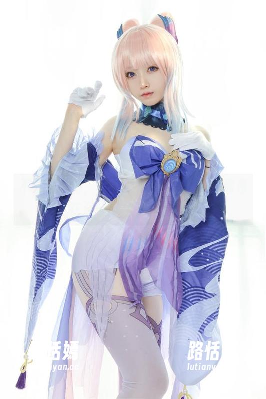 不只是沐浴，朝雾爱和她的浴缸cos像是在演一出水下舞台剧！
