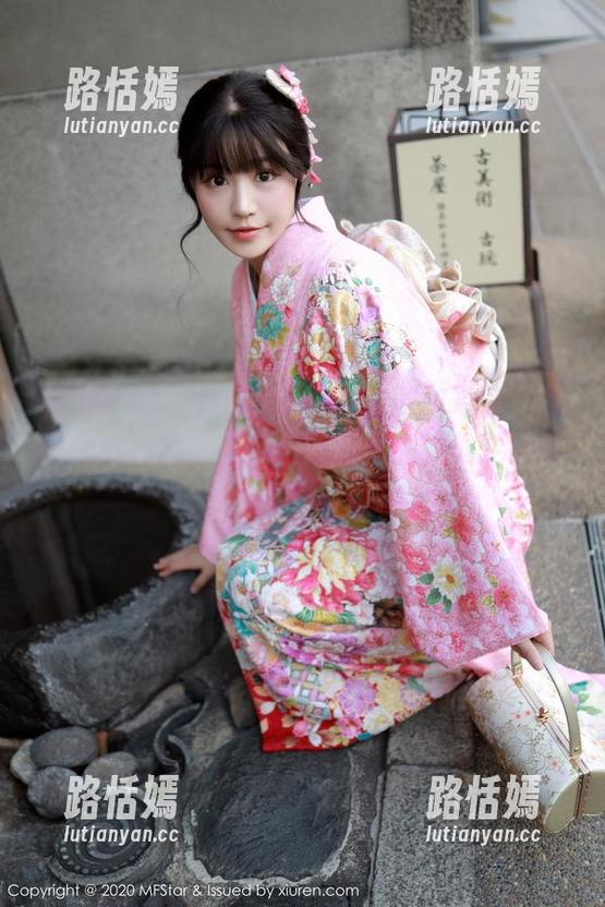 模范学院 - 佘贝拉bella的高清写真：礼服捧得心都醉了，但我眼里的火锅更诱人！
