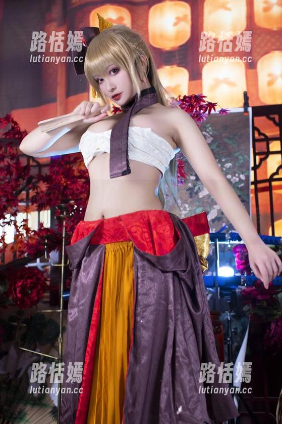 洛璃LoLiSAMA的“无圣光”礼服秀——你没看错，明明自带光环却偏偏不想使用。