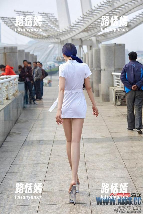 爱丝 - 瑶瑶这组女仆写真，让我想起了那种可爱又带点不同寻常的角色，资源在这里一定没少投入。