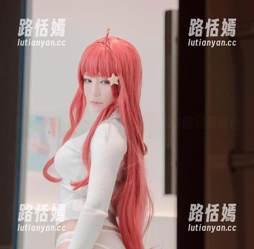 焕发魅力的白神泱：旗袍与COS的完美结合