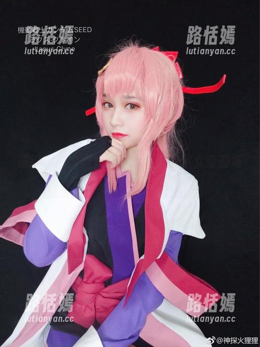 报道神探火狸狸的私拍资源，这女友的每一瞬都是怀旧与甜腻。