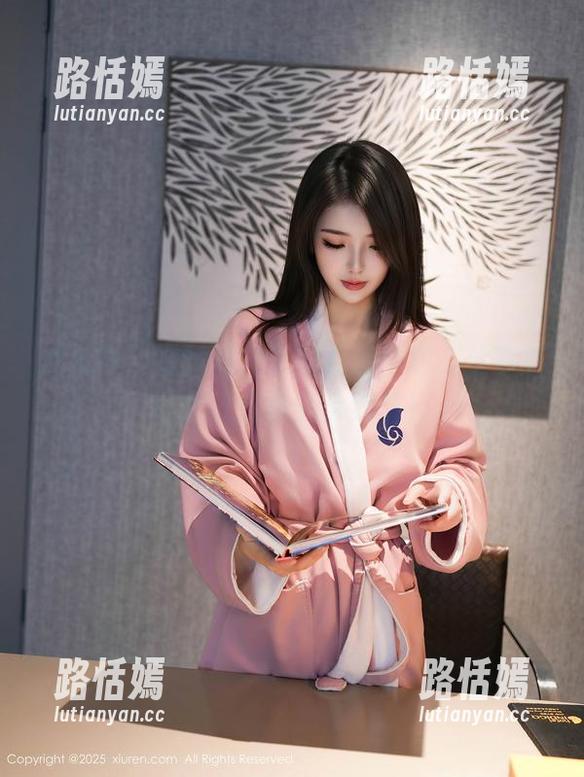 秀人网 - 碰！安然儿的白色图包，分享些可爱又搞怪的小细节！
