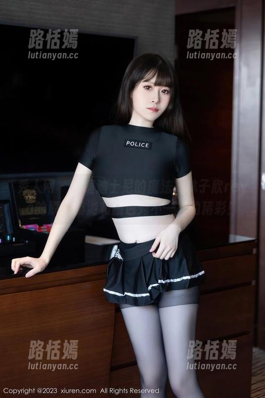 秀人网 - 浓缩迪士尼的魔法，林子欣reya的原图畅游和图包秀不一样的精彩！