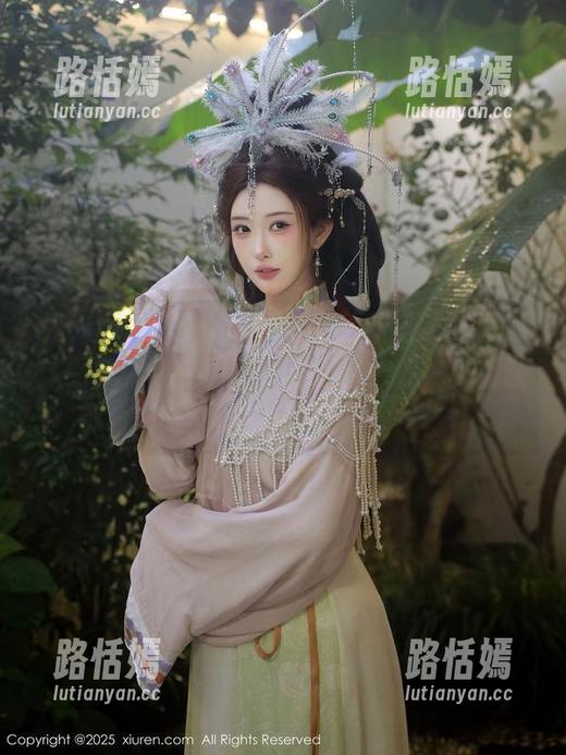 秀人网 - 雨瞳Yoyo与粉色的搭配，看完这图集，我只想说，这颜色给我一种清新的混乱感！