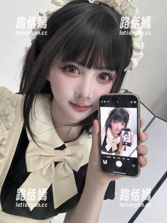 美图里的秋山AkI空姐，她能让旅途变得不那么无聊！