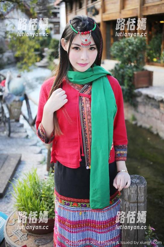 美媛馆 - 邻家女孩的Barbie可儿，淡然裸足，又让这组图片精选得像是错位的浪漫