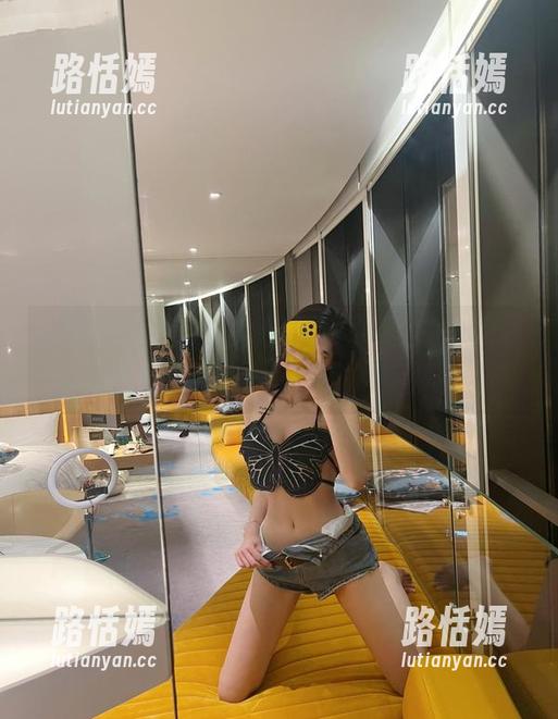 葛征 微密圈 - 难道这就是最新图包里的“戎装”?葛征的大红皮衣太有戏了