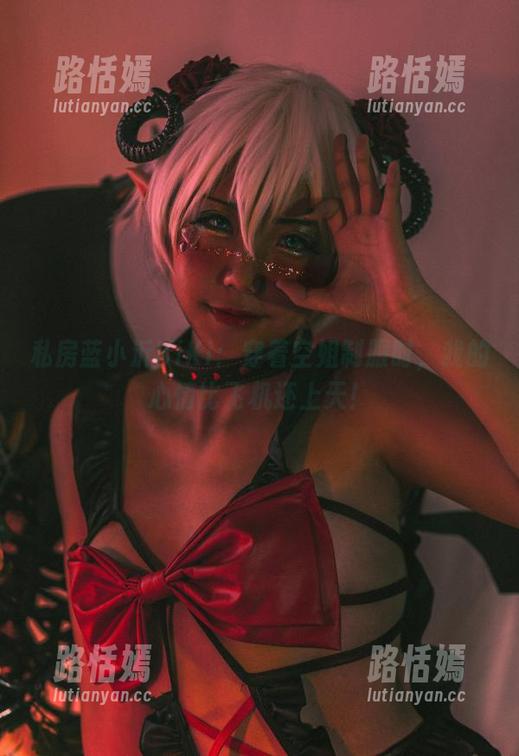 私房蓝小沂KiKi：穿着空姐制服时，我的心情比飞机还上天！
