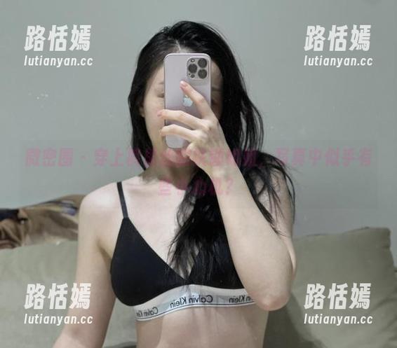 微密圈 - 穿上裤里丝的铁锤姐姐，写真中似乎有些小心机？