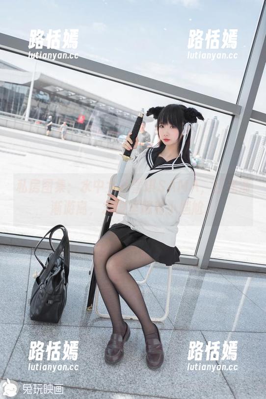 雪琪SAMA 私房图集:水中女仆雪琪SAMA,目光渐渐游离,水波里藏着小尴尬。