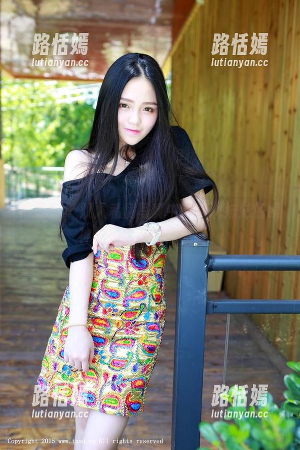 青豆客-卓琳妹妹 青豆客 - 双人私房写真中,卓琳妹妹的眼神总是像在窃窃私语。