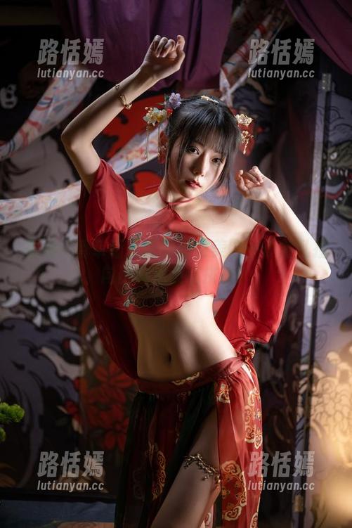 重磅！香草喵露露的独特美图—小露乱撞向比基尼发起挑战？