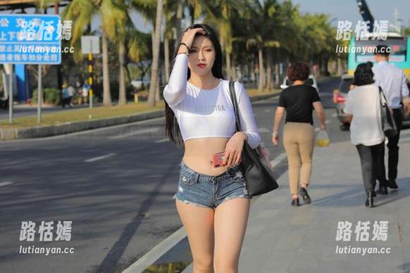 魔镜街拍-婷婷 魔镜街拍 - OL图包:婷婷的黑丝工作时间,别眨眼哦