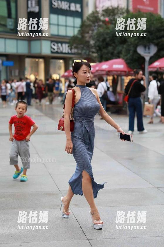 魔镜街拍 - 曼曼的新版本——水手服图片更新，附赠风中凌乱的发型！