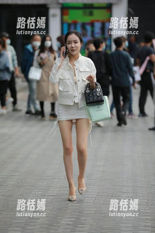 看！又有“女神”被魔镜街拍捞出来了，紧身裤果然很亏待人