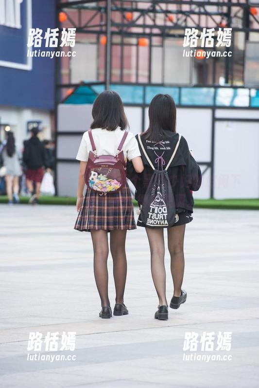 魔镜街拍：美图里那个黑丝少妇的悠闲下午，这时间过得真快啊。